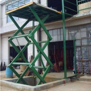 installed hydraulic cargo lift