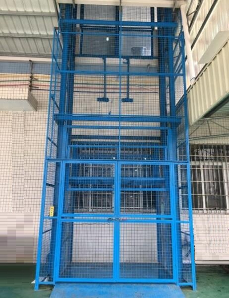 hydraulic goods elevator with enclosure-2